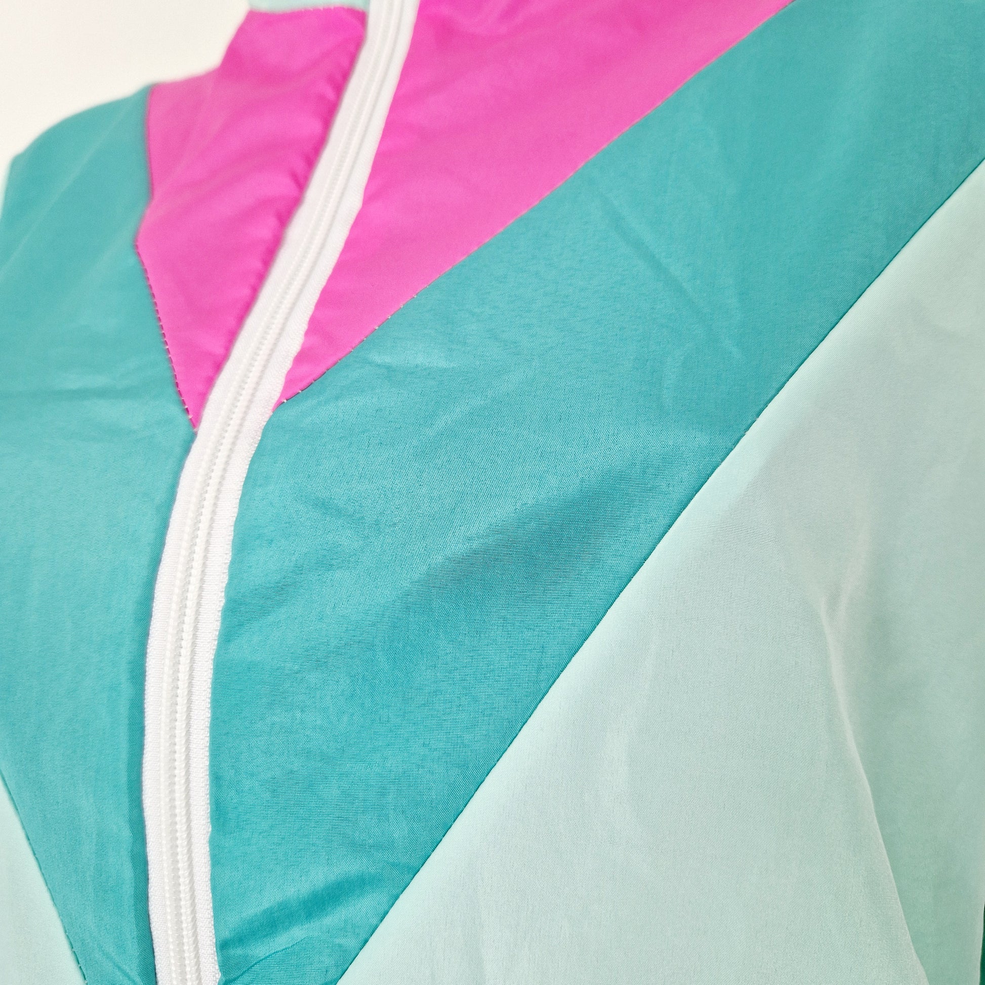 Einzigartiger und nachhaltiger Vintage Trainingsanzug in mint. Unique and sustainable  vintage tracksuit in mint. Close-up.