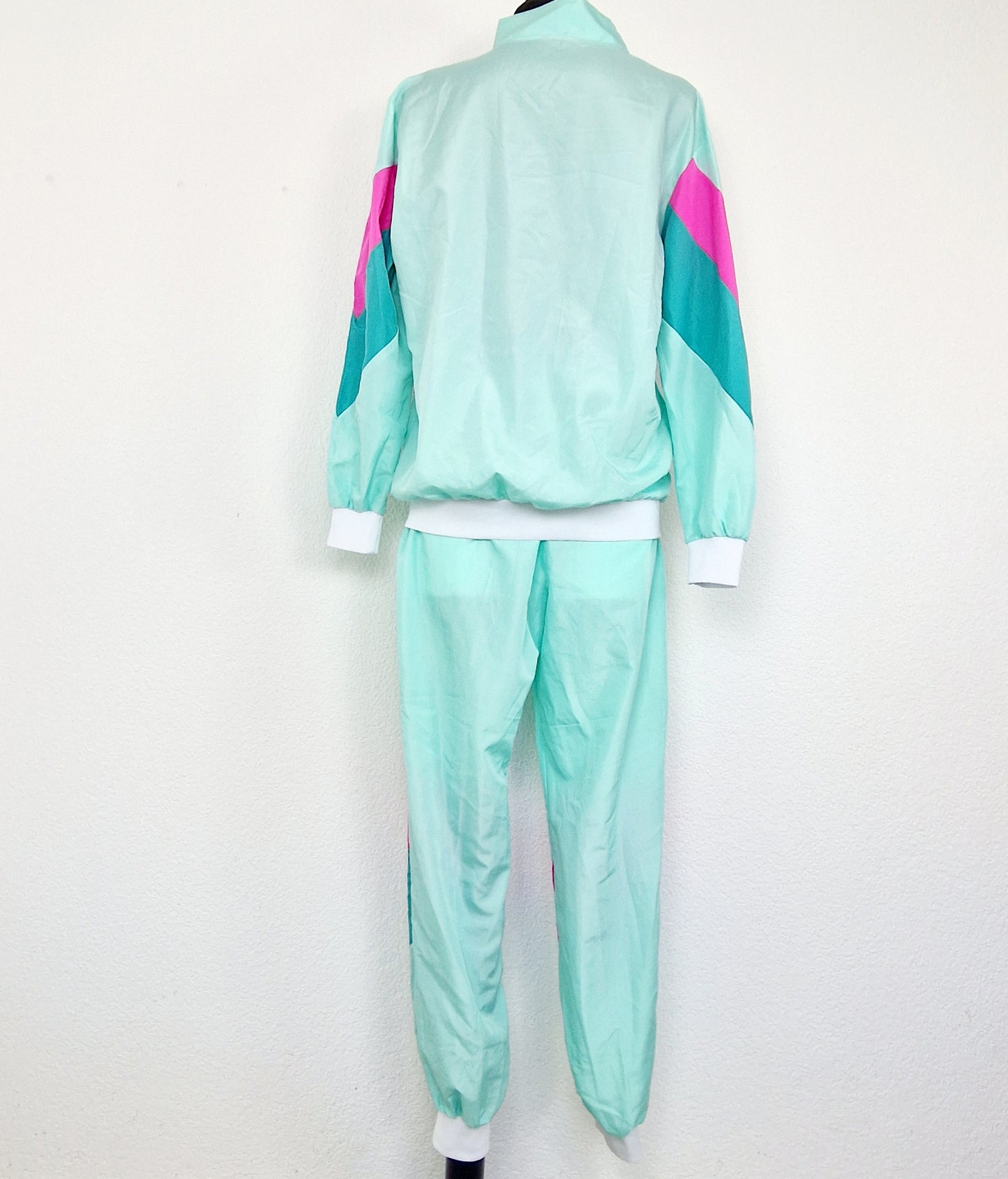 Einzigartiger und nachhaltiger Vintage Trainingsanzug in mint. Unique and sustainable  vintage tracksuit in mint. Back.