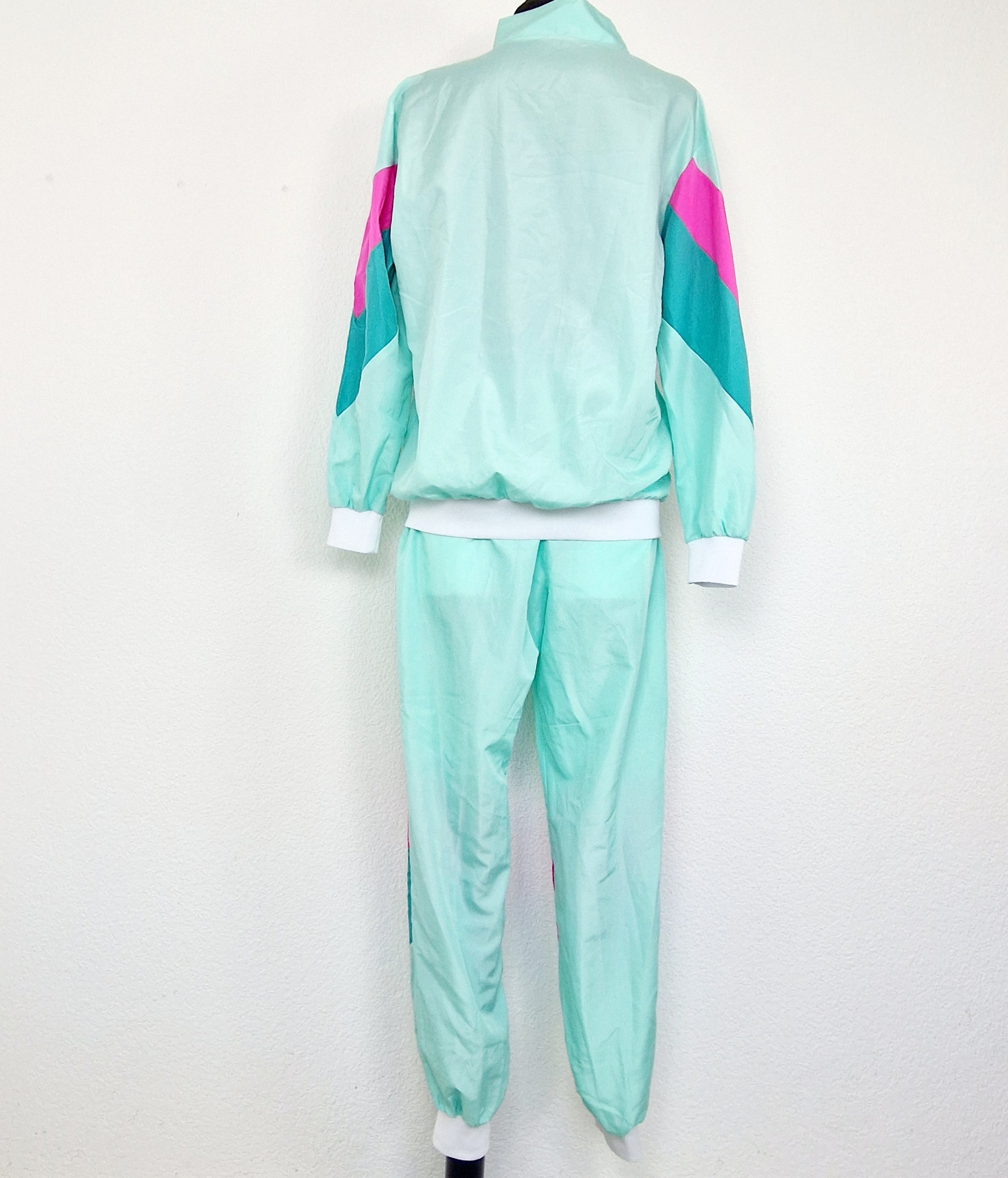 Einzigartiger und nachhaltiger Vintage Trainingsanzug in mint. Unique and sustainable  vintage tracksuit in mint. Back.