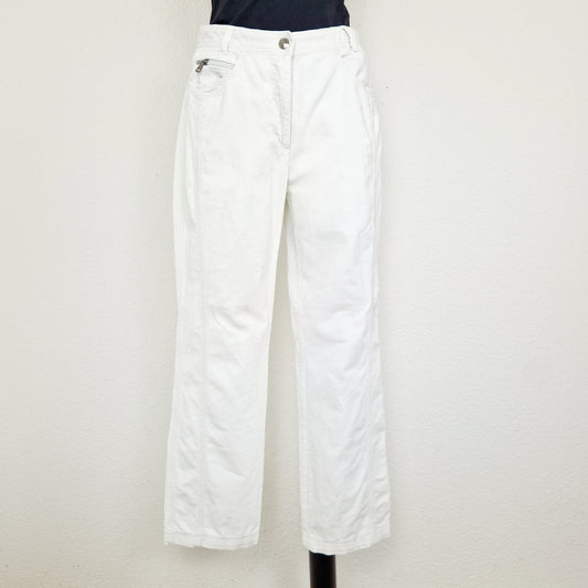 Einzigartige und nachhaltige Vintage Hose in weiss und Cord. Unique and sustainable vintage trousers in white and corduroy. Front.