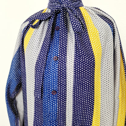 Einzigartige und nachhaltige Vintage Bluse mit Punkten und Schleife. Unique and sustainable vintage blouse with polka dots and a bow. Close-up.