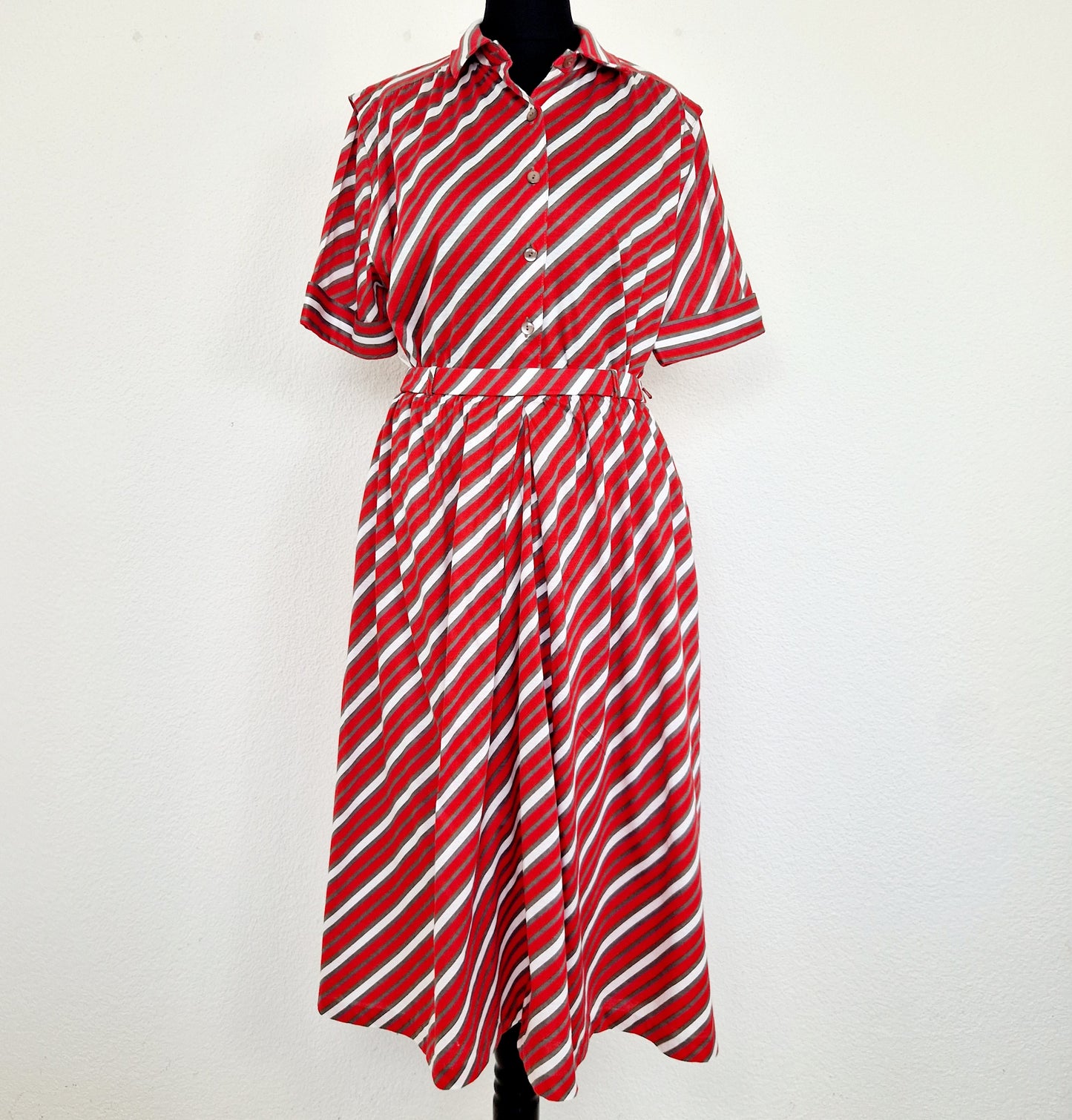 Einzigartiges und nachhaltiges Vintage Set mit Bluse und Rock in rot-weiss. Unique and sustainable vintage set with blouse and skirt in red-white. Front.