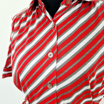 Einzigartiges und nachhaltiges Vintage Set mit Bluse und Rock in rot-weiss. Unique and sustainable vintage set with blouse and skirt in red-white. Close-up.