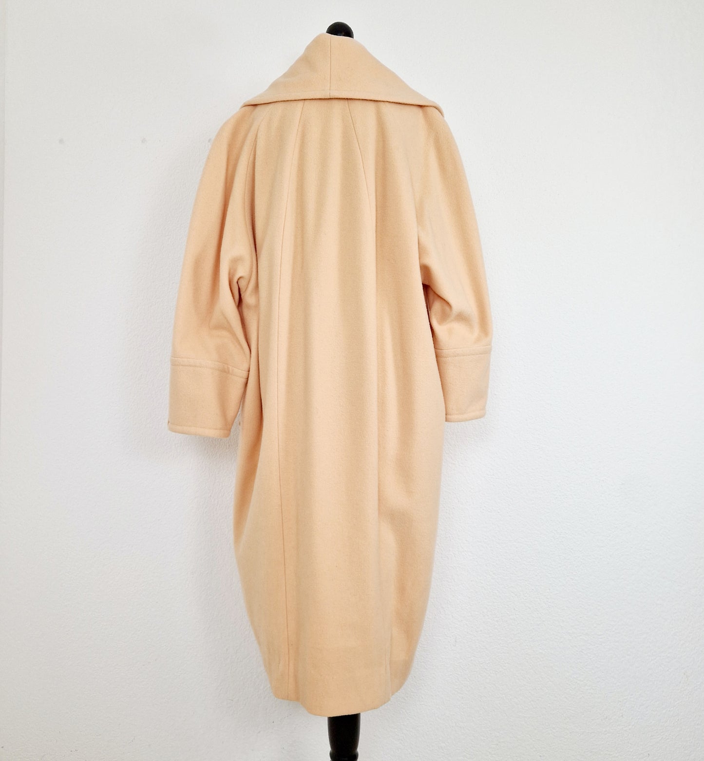 Einzigartiger und nachhaltiger Vintage Mantel in gelb. Unique and sustainable vintage coat in yellow. Back.