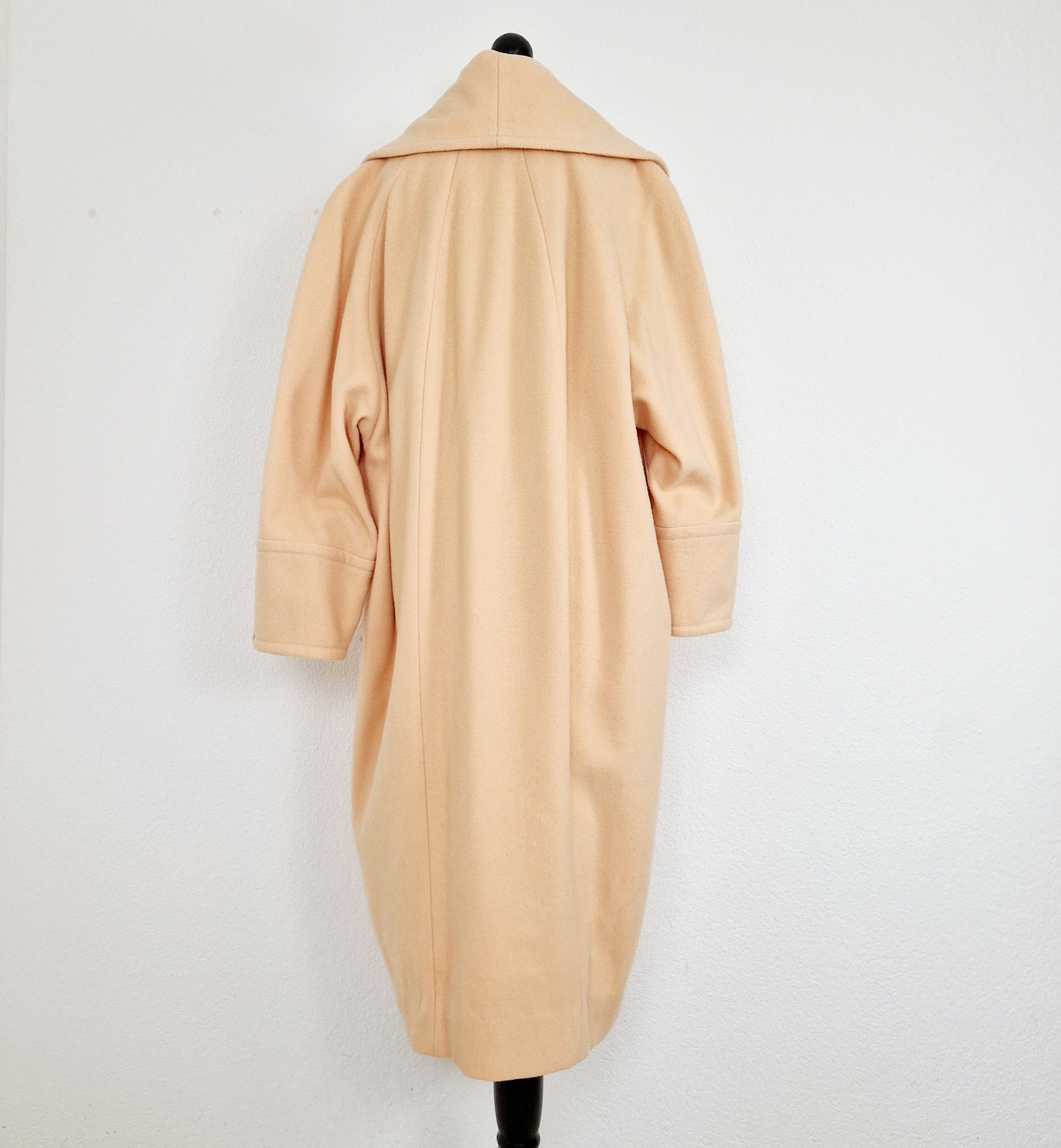 Einzigartiger und nachhaltiger Vintage Mantel in gelb. Unique and sustainable vintage coat in yellow. Back.