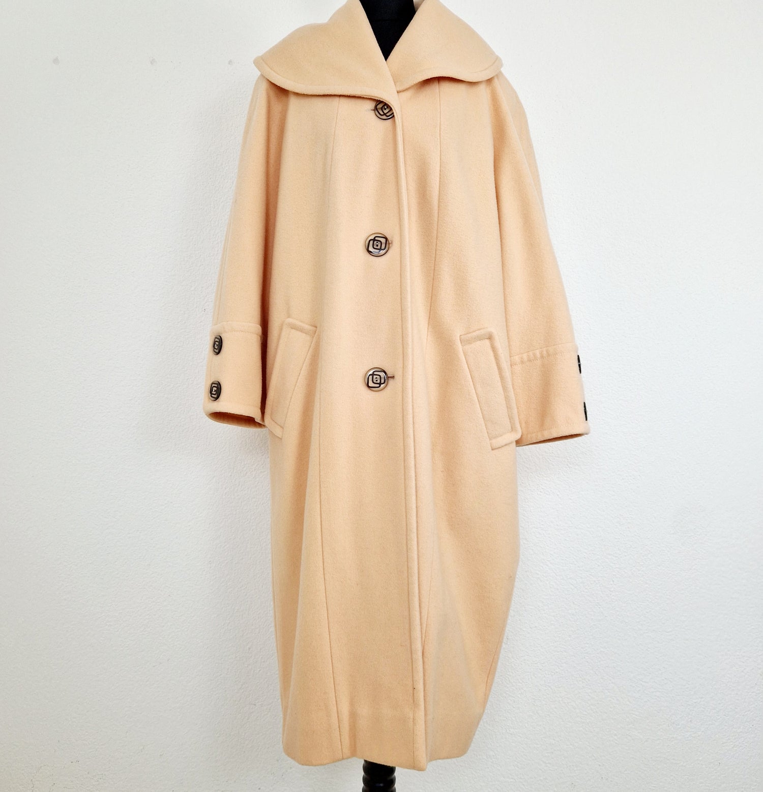 Einzigartiger und nachhaltiger Vintage Mantel in gelb. Unique and sustainable vintage coat in yellow. Front.