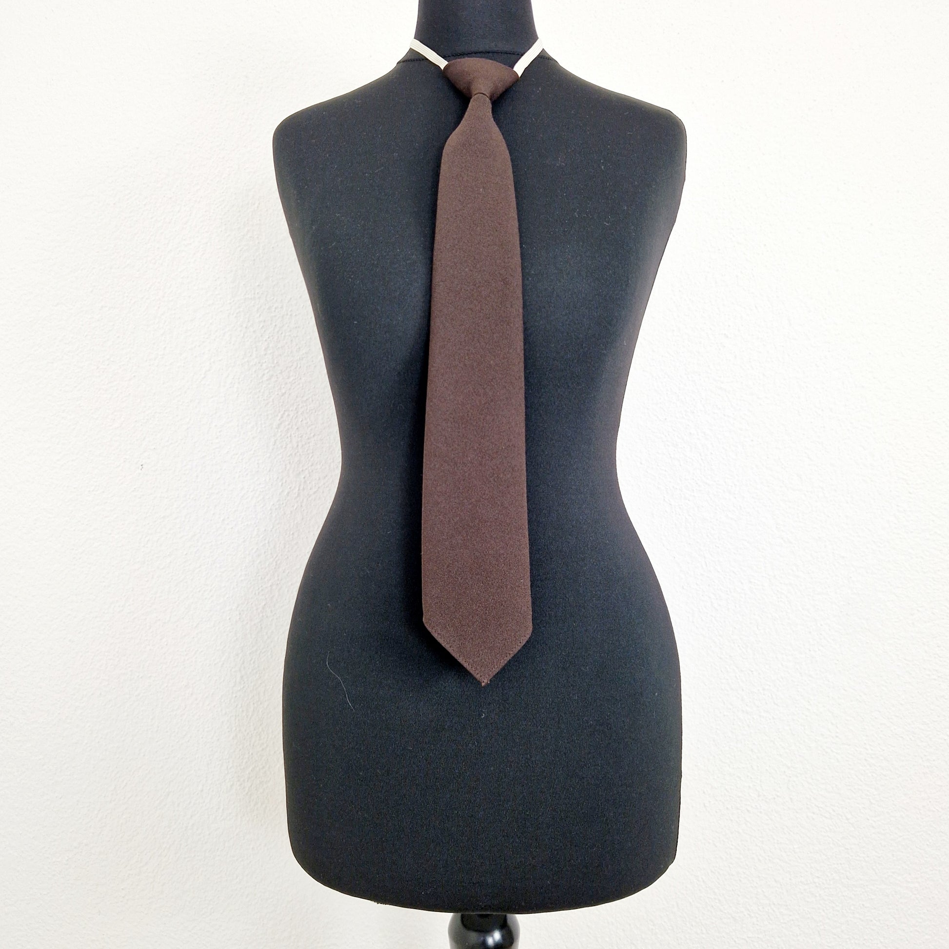 Einzigartige und nachhaltige Vintage Kravatte in braun. Unique and sustainable vintage tie in brown. Front.