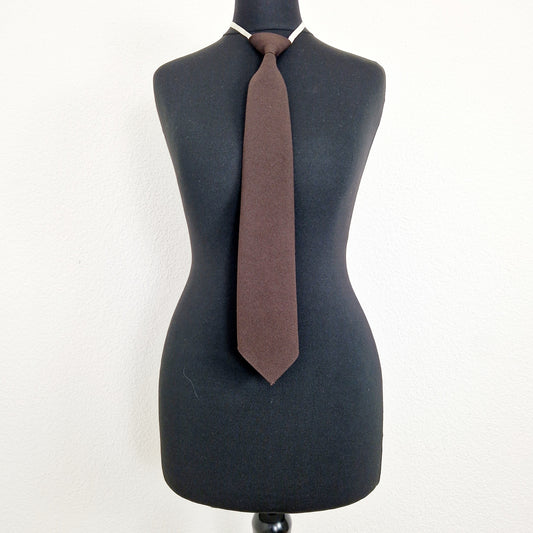 Einzigartige und nachhaltige Vintage Kravatte in braun. Unique and sustainable vintage tie in brown. Front.