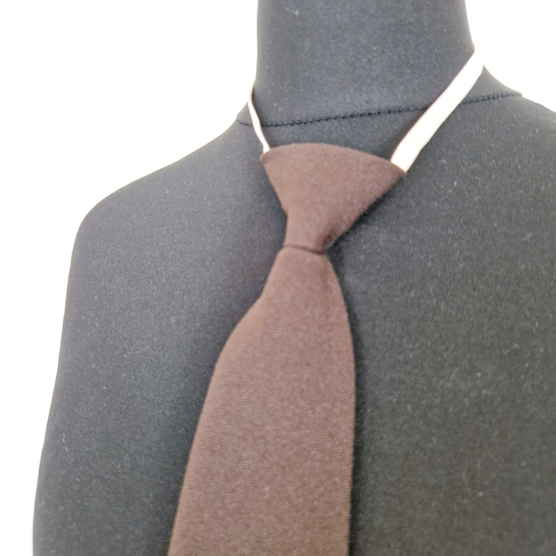 Einzigartige und nachhaltige Vintage Kravatte in braun. Unique and sustainable vintage tie in brown. Close-up.
