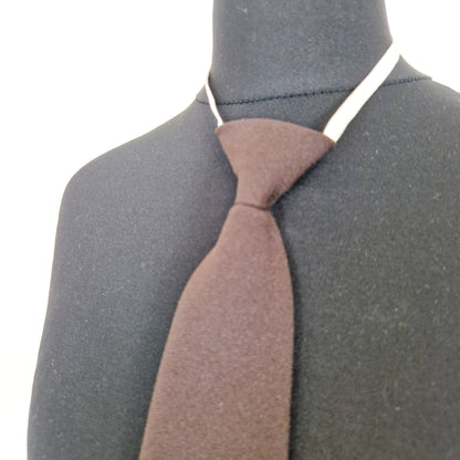 Einzigartige und nachhaltige Vintage Kravatte in braun. Unique and sustainable vintage tie in brown. Close-up.