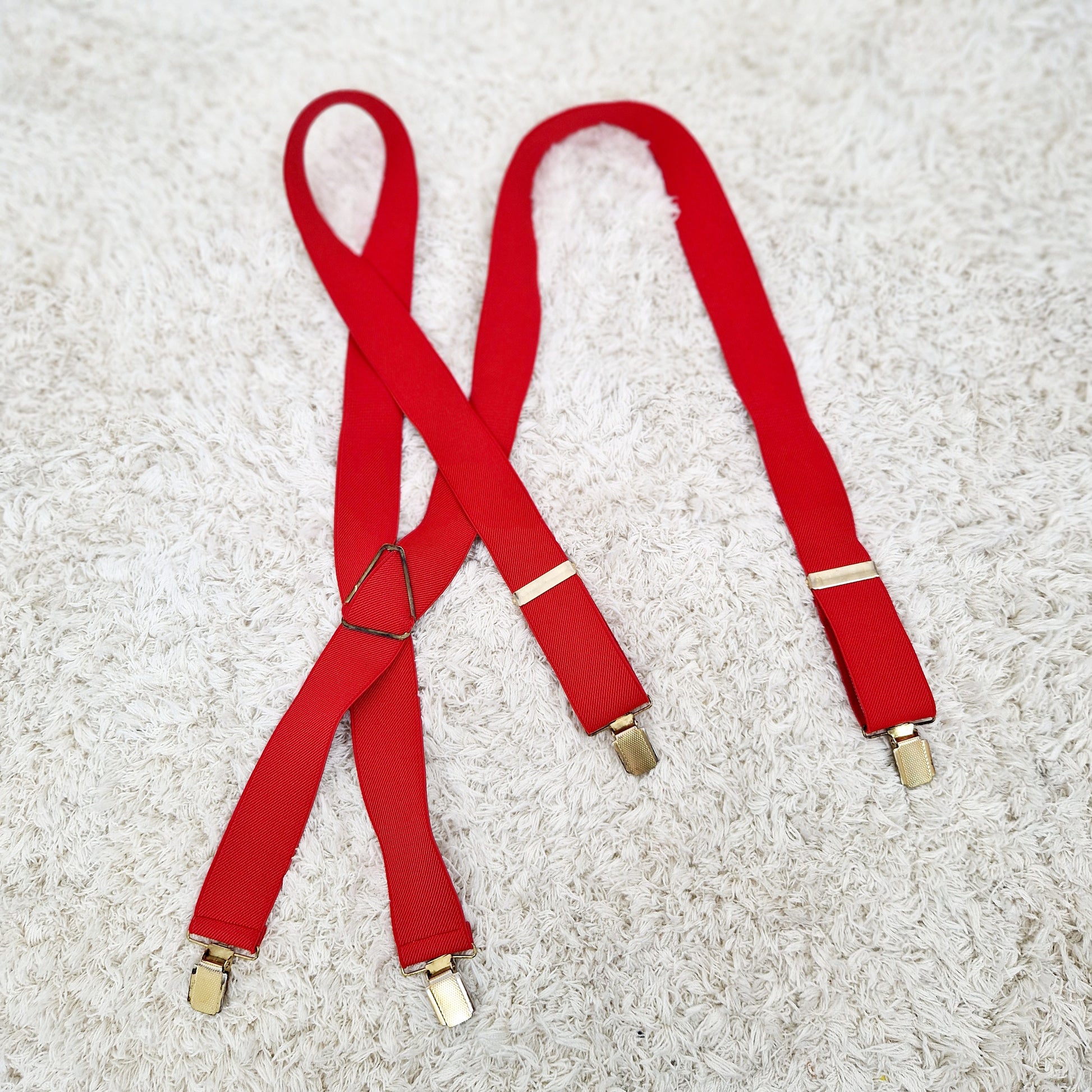 EInzigartige und nachhaltige Vintage Hosenträger in rot. Unique and sustainable vintage suspenders in red. Front.