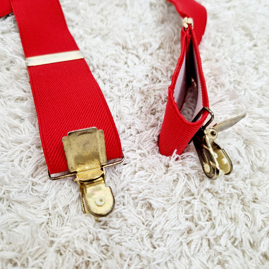 EInzigartige und nachhaltige Vintage Hosenträger in rot. Unique and sustainable vintage suspenders in red. Close-up.