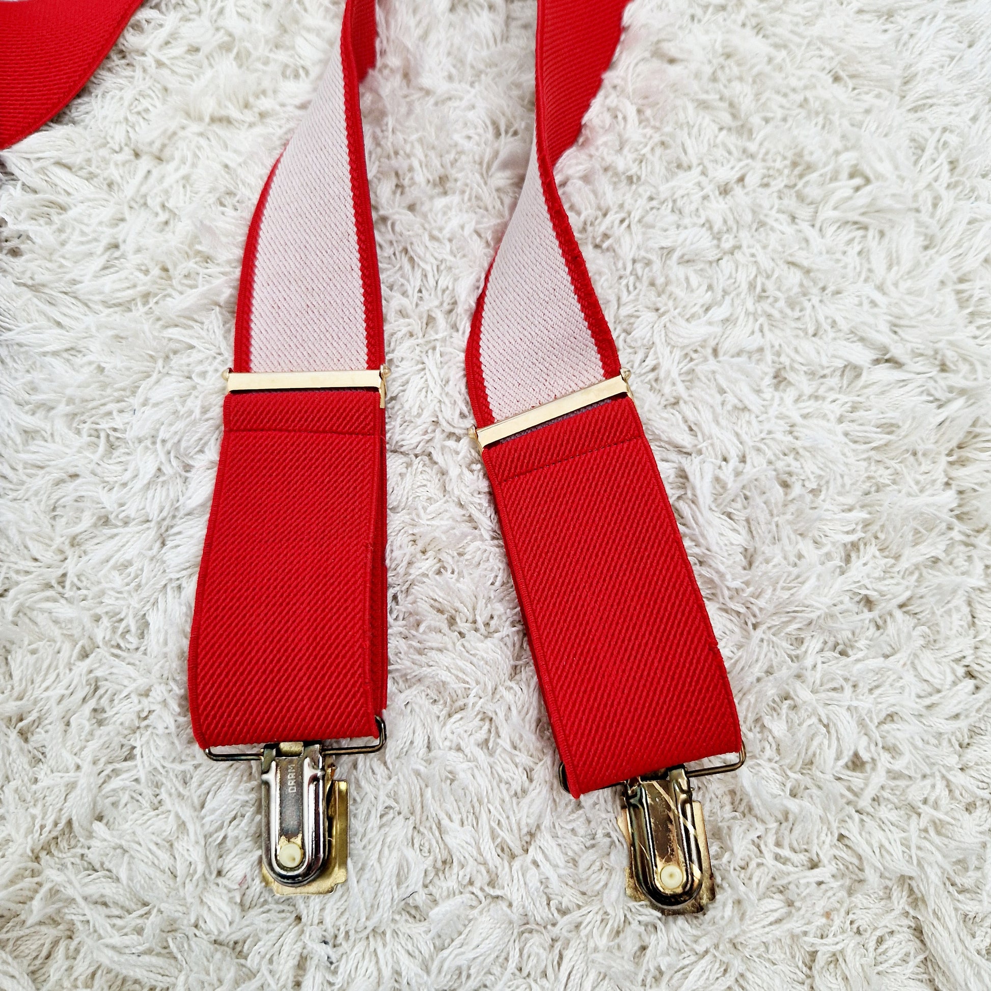 EInzigartige und nachhaltige Vintage Hosenträger in rot. Unique and sustainable vintage suspenders in red. Close-up 2.