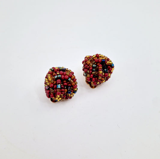 Einzigartige und nachhaltige Vintage Ohrclips in rot-orange. Unique and sustainable vintage ear clips in red and orange. Front.