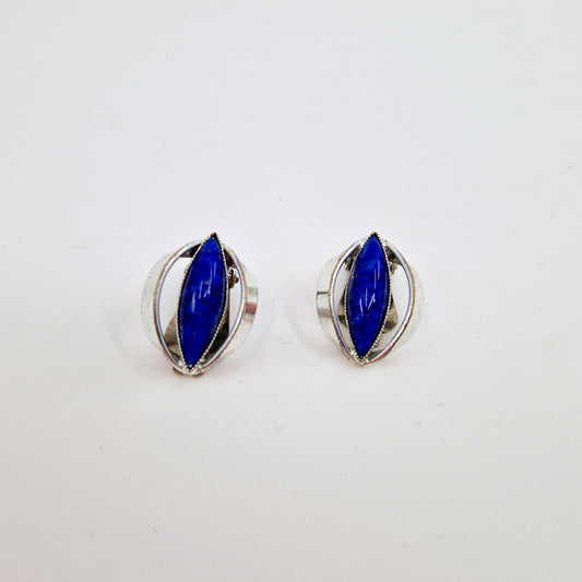 Einzigartige und nachhaltige Vintage Ohrringe in blau-silber. Unique and sustainable vintage earrings in blue-silver. Front.