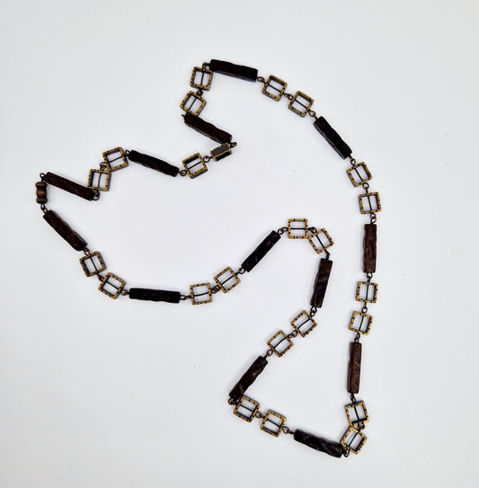 Einzigartige und nachhaltige Vintage Kette mit Messing. Unique and sustainable vintage necklace with brass. Front.