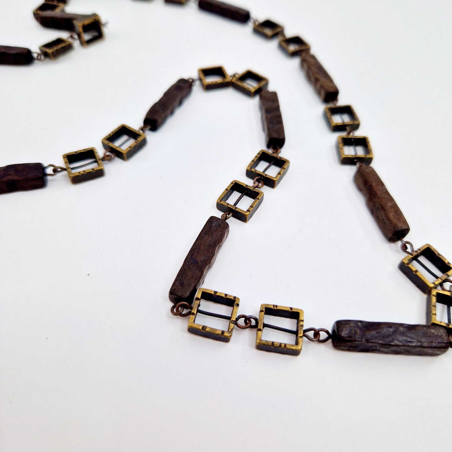 Einzigartige und nachhaltige Vintage Kette mit Messing. Unique and sustainable vintage necklace with brass. Close-up.