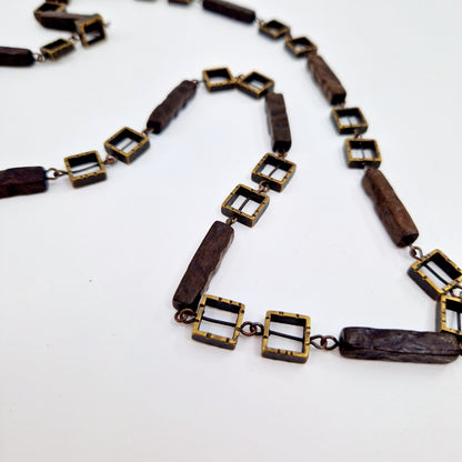 Einzigartige und nachhaltige Vintage Kette mit Messing. Unique and sustainable vintage necklace with brass. Close-up.