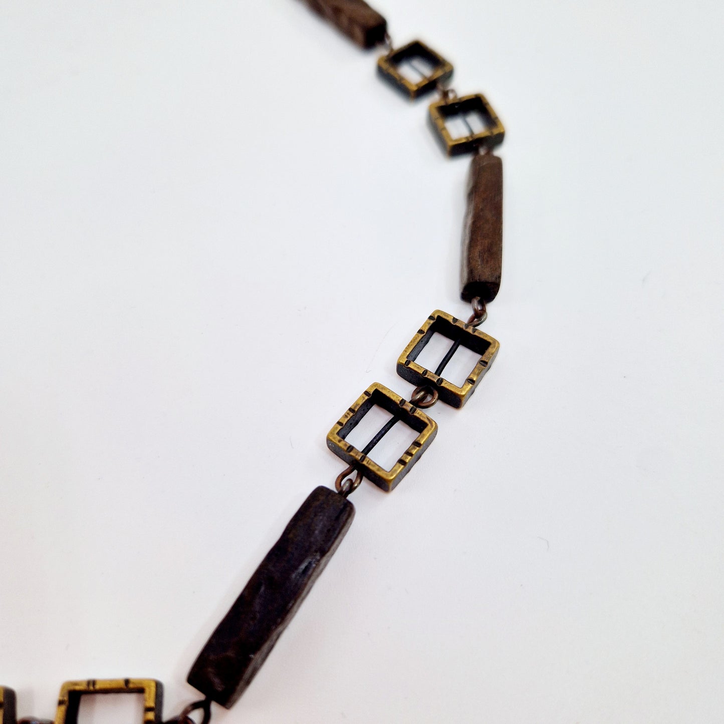 Einzigartige und nachhaltige Vintage Kette mit Messing. Unique and sustainable vintage necklace with brass. Close-up 2.