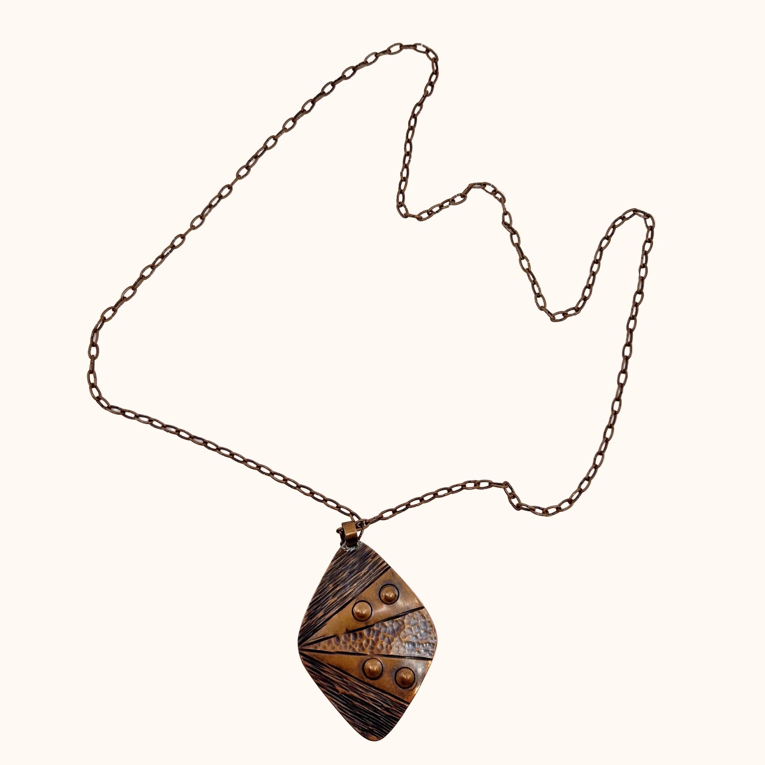 Einzigartige und nachhaltige Vintage Kette in Kupfer mit Anhänger. Unique and sustainable vintage necklace in copper with pendant. Front.