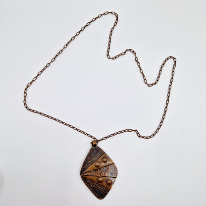 Einzigartige und nachhaltige Vintage Kette in Kupfer mit Anhänger. Unique and sustainable vintage necklace in copper with pendant. Front.