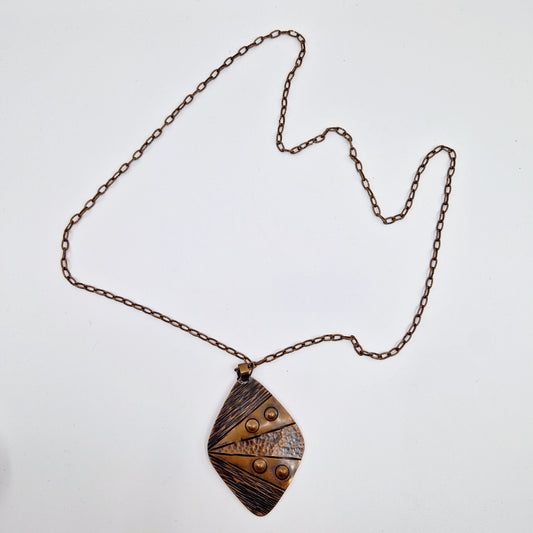 Einzigartige und nachhaltige Vintage Kette in Kupfer mit Anhänger. Unique and sustainable vintage necklace in copper with pendant. Front.