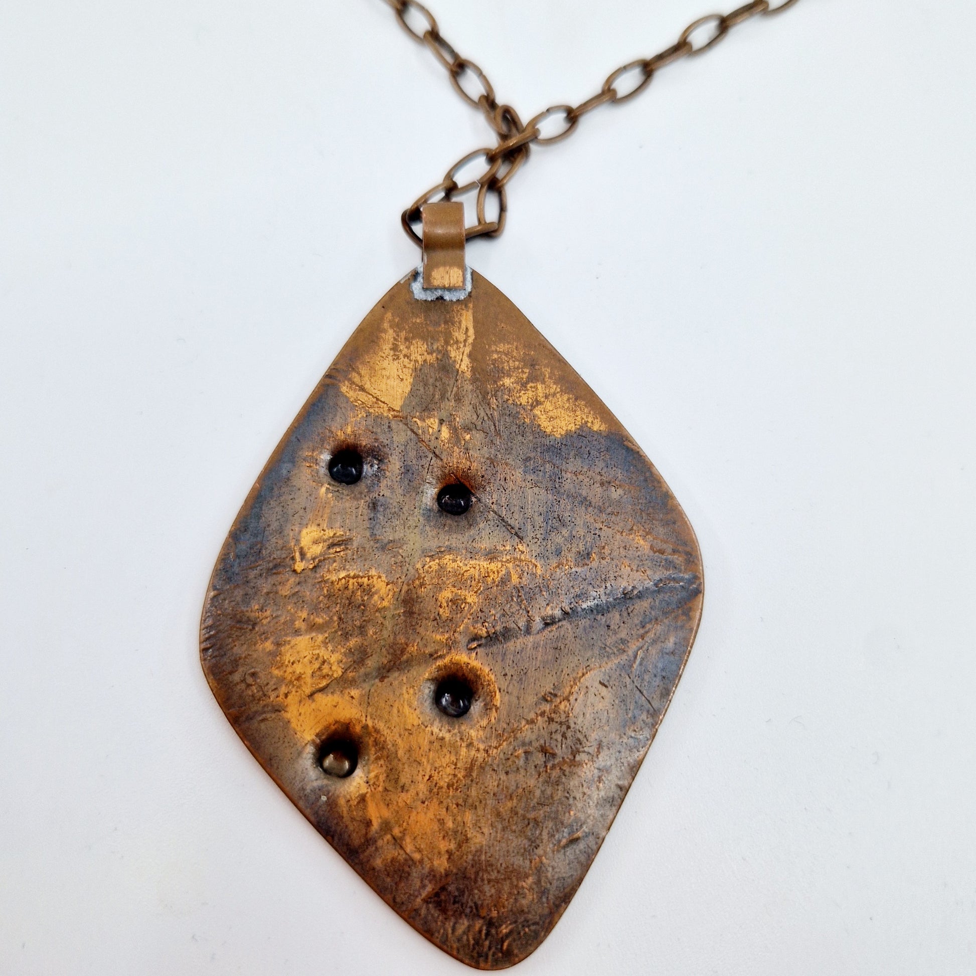 Einzigartige und nachhaltige Vintage Kette in Kupfer mit Anhänger. Unique and sustainable vintage necklace in copper with pendant. Back.