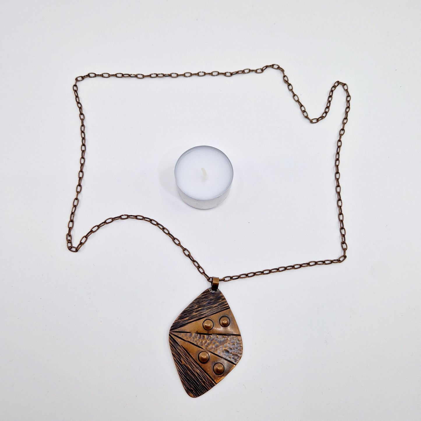 Einzigartige und nachhaltige Vintage Kette in Kupfer mit Anhänger. Unique and sustainable vintage necklace in copper with pendant. Token of scale.