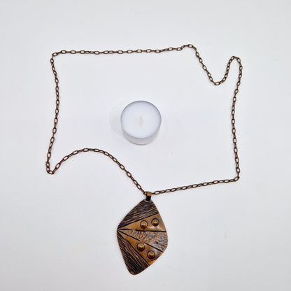 Einzigartige und nachhaltige Vintage Kette in Kupfer mit Anhänger. Unique and sustainable vintage necklace in copper with pendant. Token of scale.