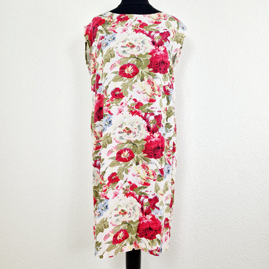 Einzigartiges und nachhaltiges Vintage Kleid, ärmellos, in weiss-rot-grün, mit Blumen. Unique and sustainable vintage dress, sleeveless, in white-red-green, with flowers. Front. 