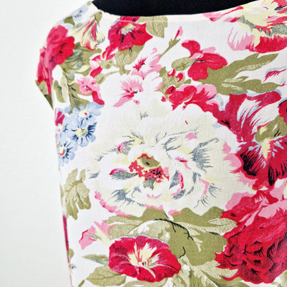 Einzigartiges und nachhaltiges Vintage Kleid, ärmellos, in weiss-rot-grün, mit Blumen. Unique and sustainable vintage dress, sleeveless, in white-red-green, with flowers. Close-up.