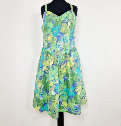 Einzigartiges und nachhaltiges Vintage Kleid, Träger, in hellgrün-türkis-gelb, mit Blumen. Unique and sustainable vintage dress, straps, in light green-turquois-yellow with flowers. Front.