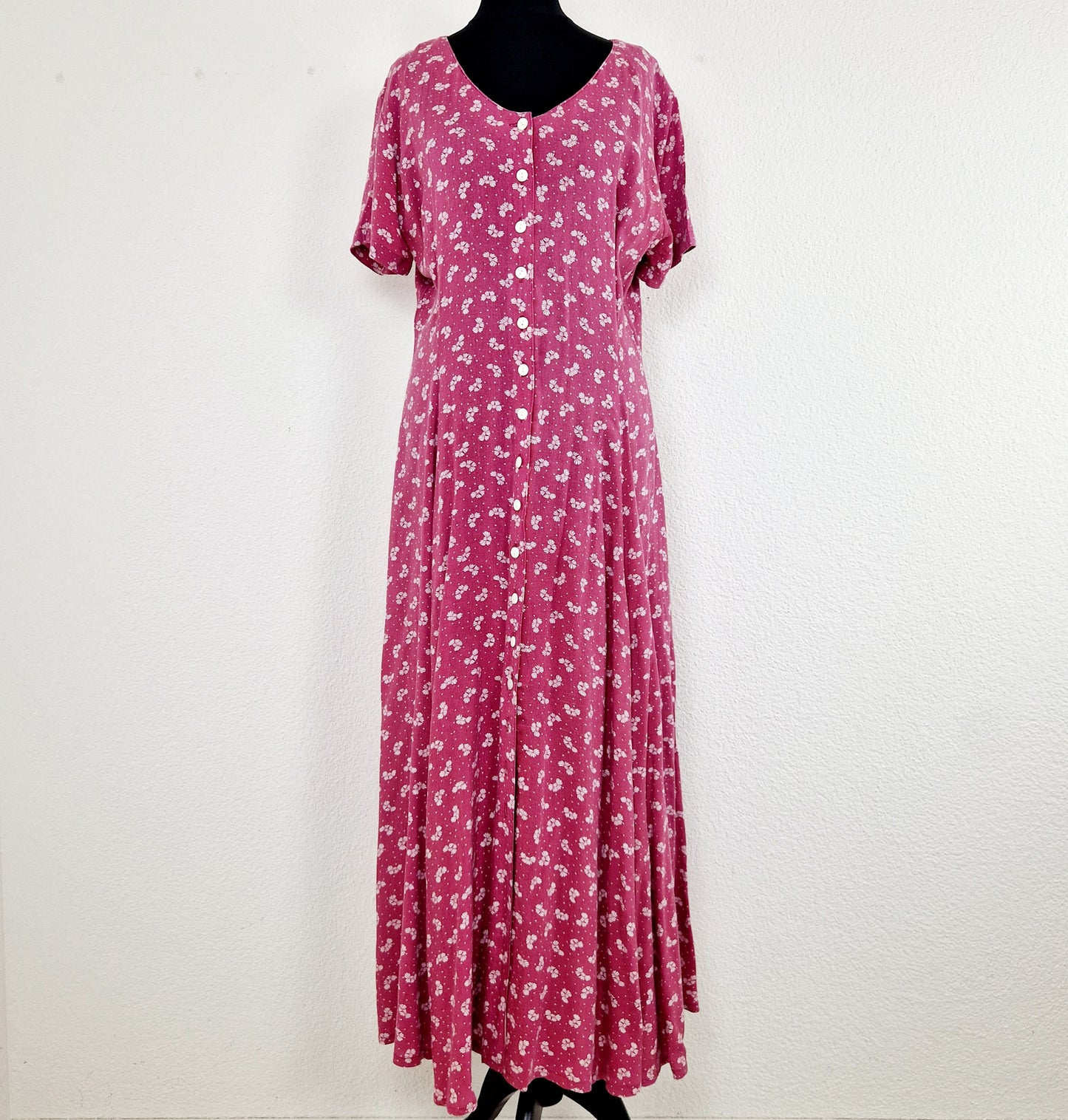 Einzigartiges und nachhaltiges Vintage Kleid, Kurzarm, in himbeer-weiss. Unique and sustainable vintage dress, short sleeves, in raspberry-white. Front. 