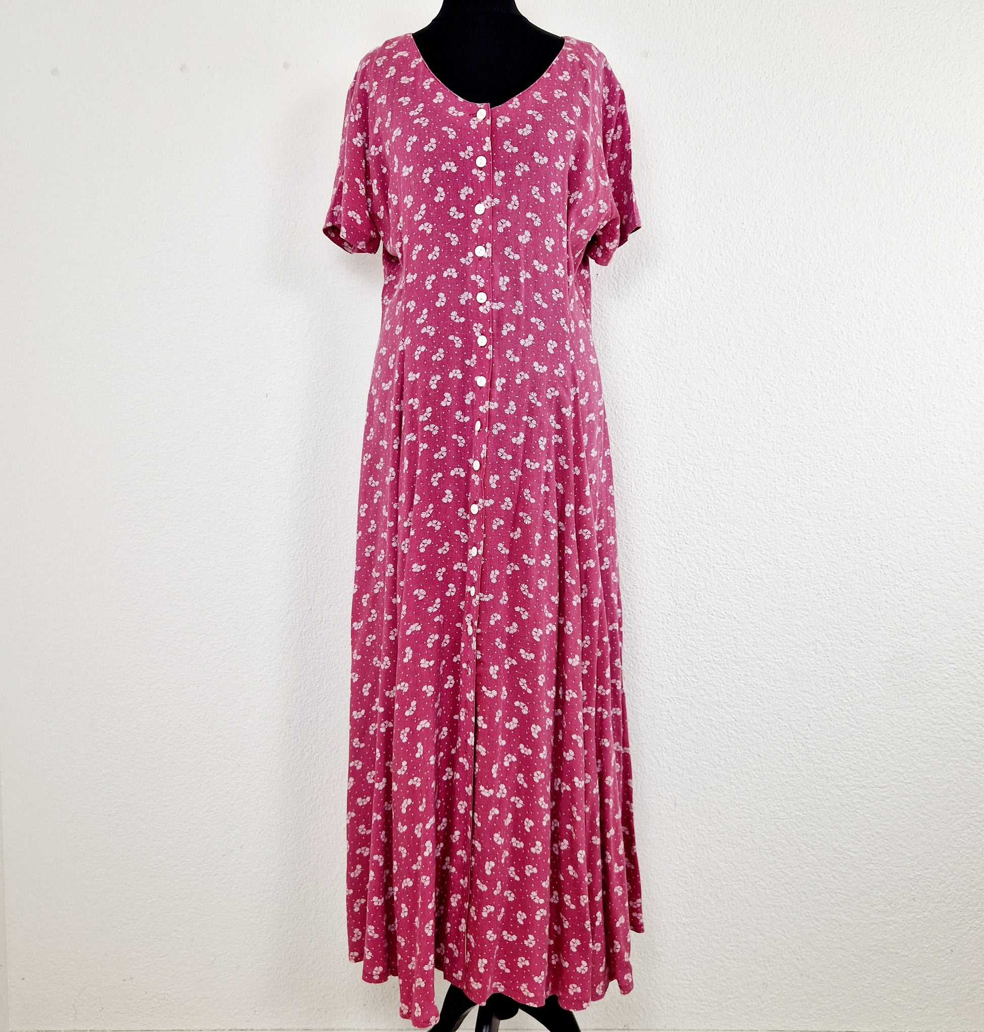 Einzigartiges und nachhaltiges Vintage Kleid, Kurzarm, in himbeer-weiss. Unique and sustainable vintage dress, short sleeves, in raspberry-white. Front. 