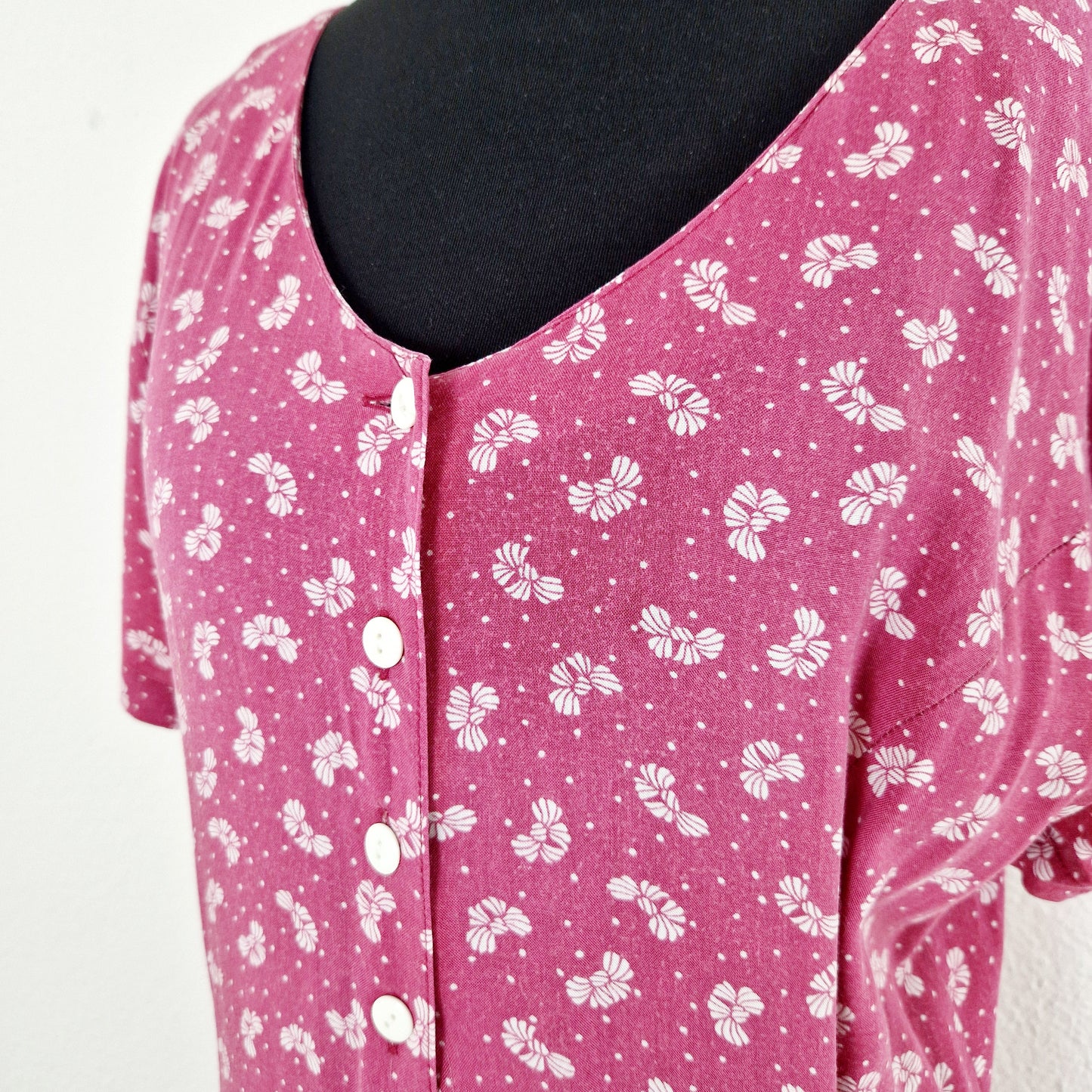 Einzigartiges und nachhaltiges Vintage Kleid, Kurzarm, in himbeer-weiss. Unique and sustainable vintage dress, short sleeves, in raspberry-white. Close-up.