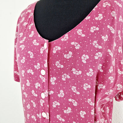 Einzigartiges und nachhaltiges Vintage Kleid, Kurzarm, in himbeer-weiss. Unique and sustainable vintage dress, short sleeves, in raspberry-white. Close-up.