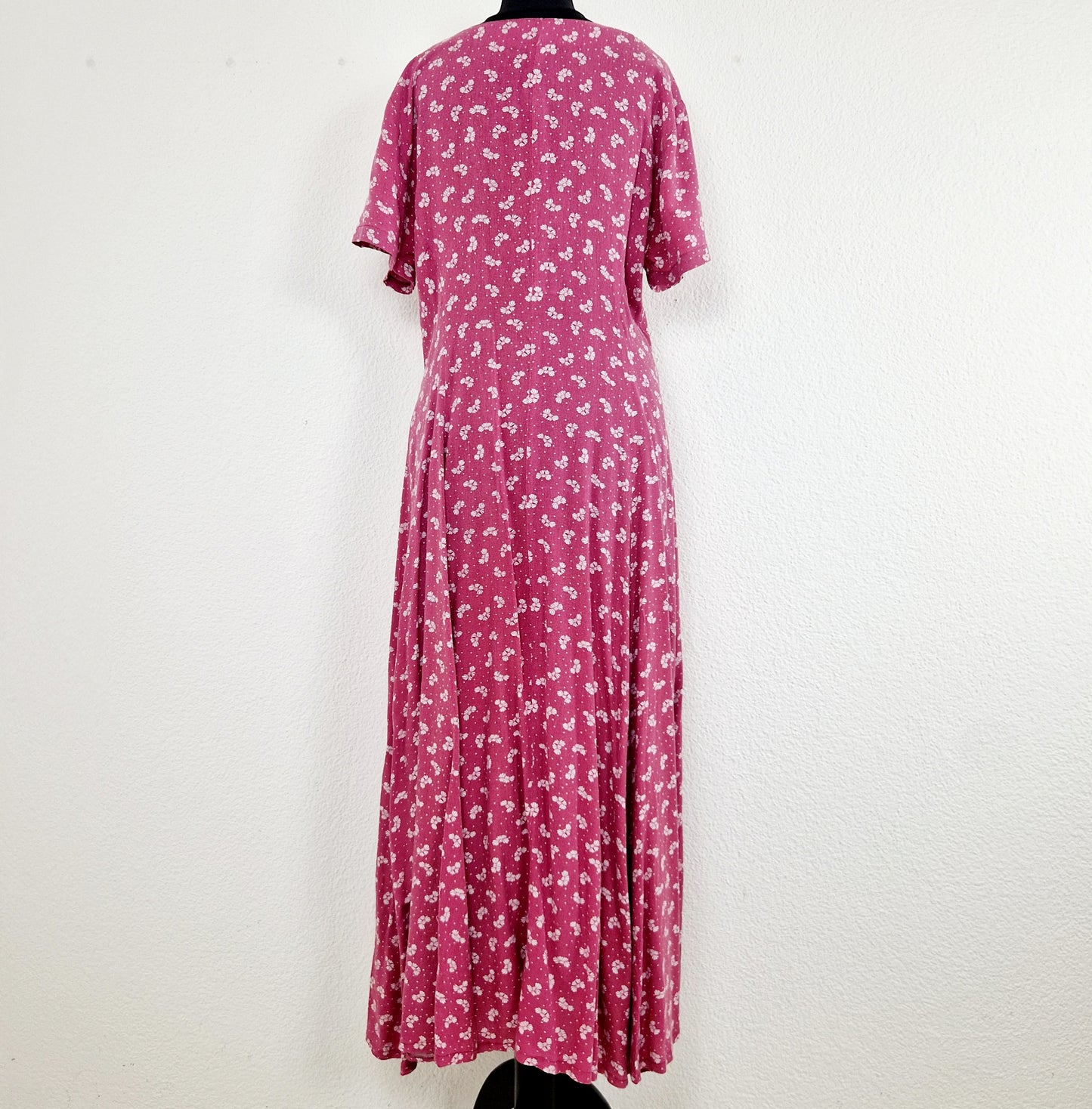 Einzigartiges und nachhaltiges Vintage Kleid, Kurzarm, in himbeer-weiss. Unique and sustainable vintage dress, short sleeves, in raspberry-white. Back.