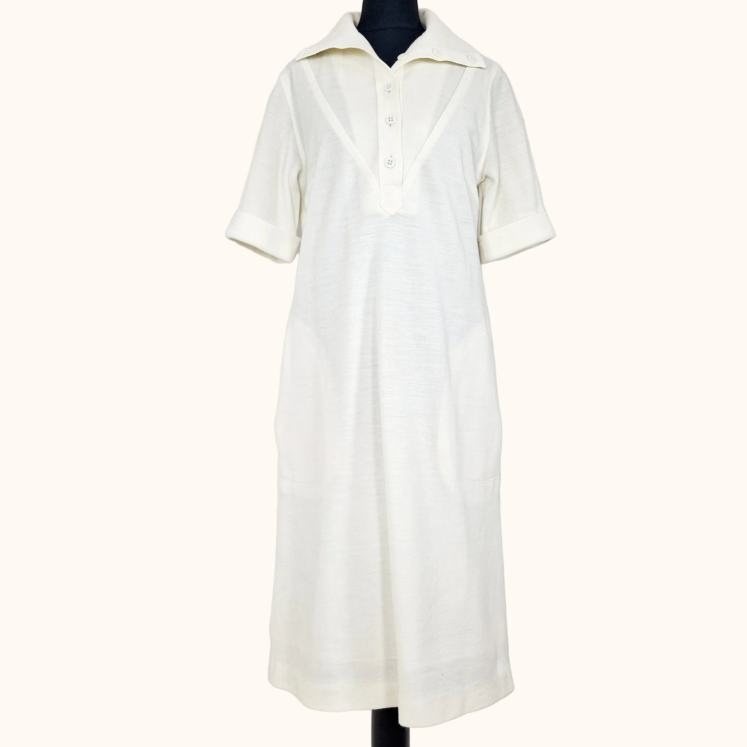 Einzigartiges und nachhaltiges Vintage Kleid, Kurzarm, in weiss. Unique and sustainable vintage dress, short sleeves, white. Front.