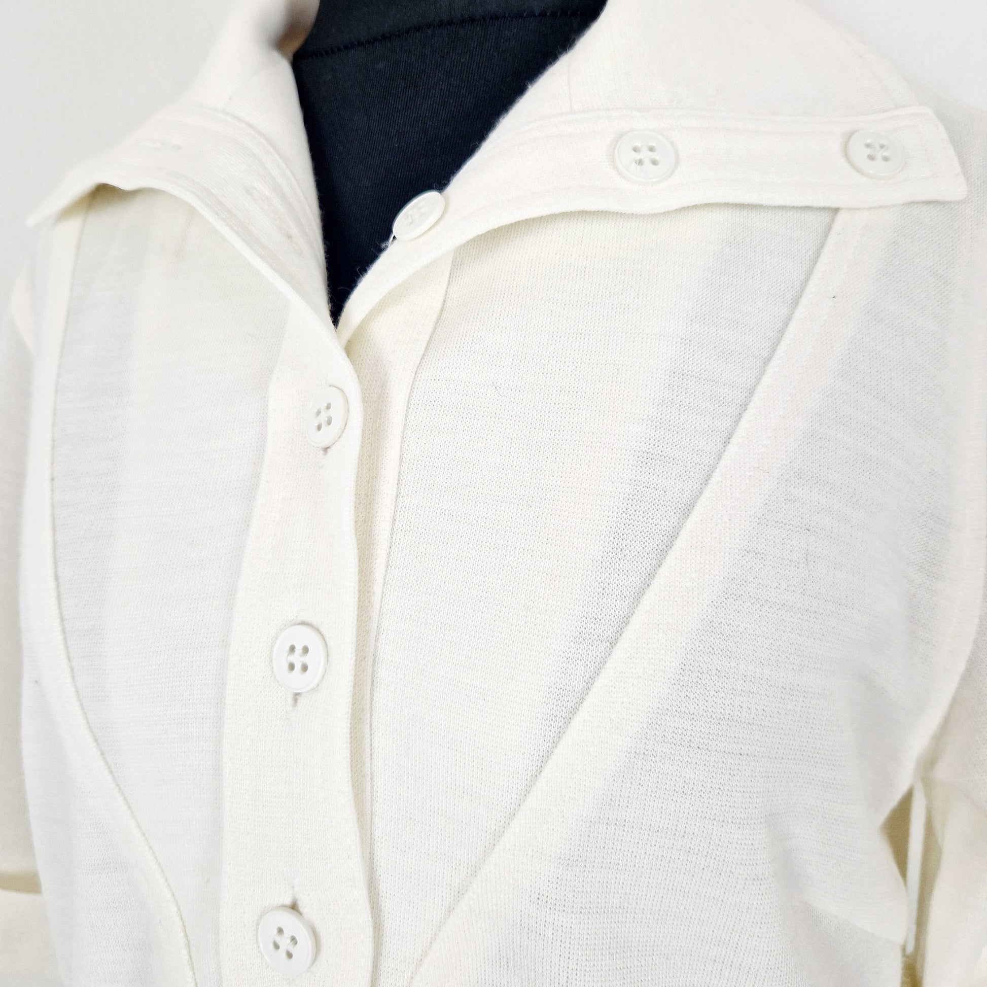 Einzigartiges und nachhaltiges Vintage Kleid, Kurzarm, in weiss. Unique and sustainable vintage dress, short sleeves, white. Close-up.