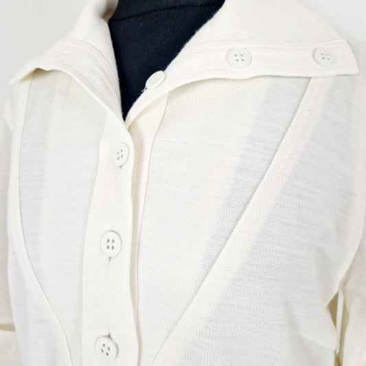 Einzigartiges und nachhaltiges Vintage Kleid, Kurzarm, in weiss. Unique and sustainable vintage dress, short sleeves, white. Close-up.