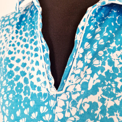 Einzigartiges und nachhaltiges Vintage Kleid, Kurzarm, in türkis-weiss mit Blumen. Unique and sustainable vintage dress, short sleeves, in turquoise-white with flowers. Close-up.
