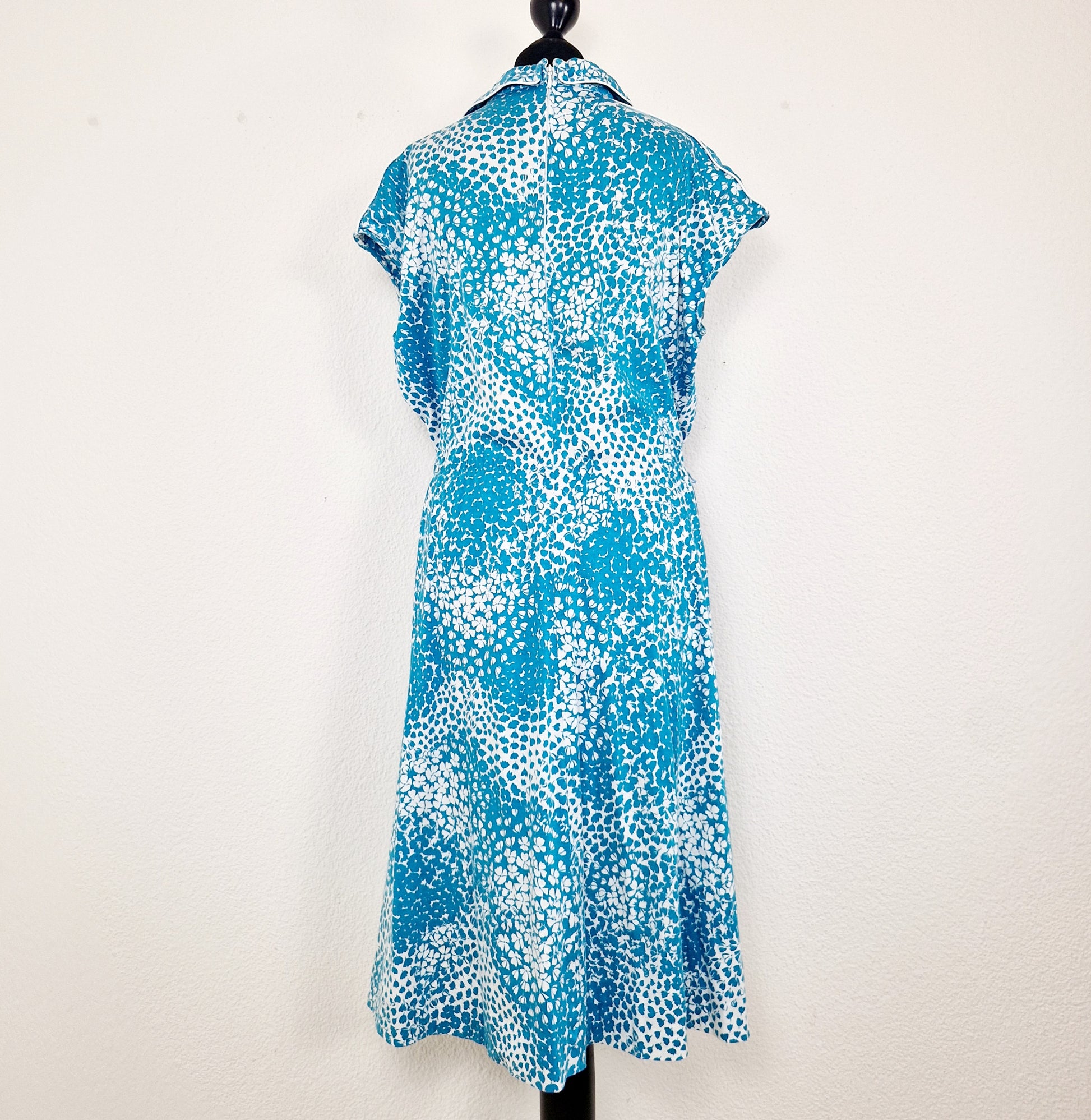 Einzigartiges und nachhaltiges Vintage Kleid, Kurzarm, in türkis-weiss mit Blumen. Unique and sustainable vintage dress, short sleeves, in turquoise-white with flowers. Back.