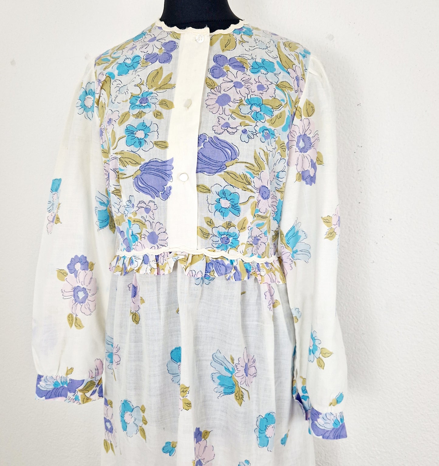 Einzigartiges und nachhaltiges Vintage Nachthemd mit Blumen. Unique and sustainable vintage nightgown with flowers. Close-up.