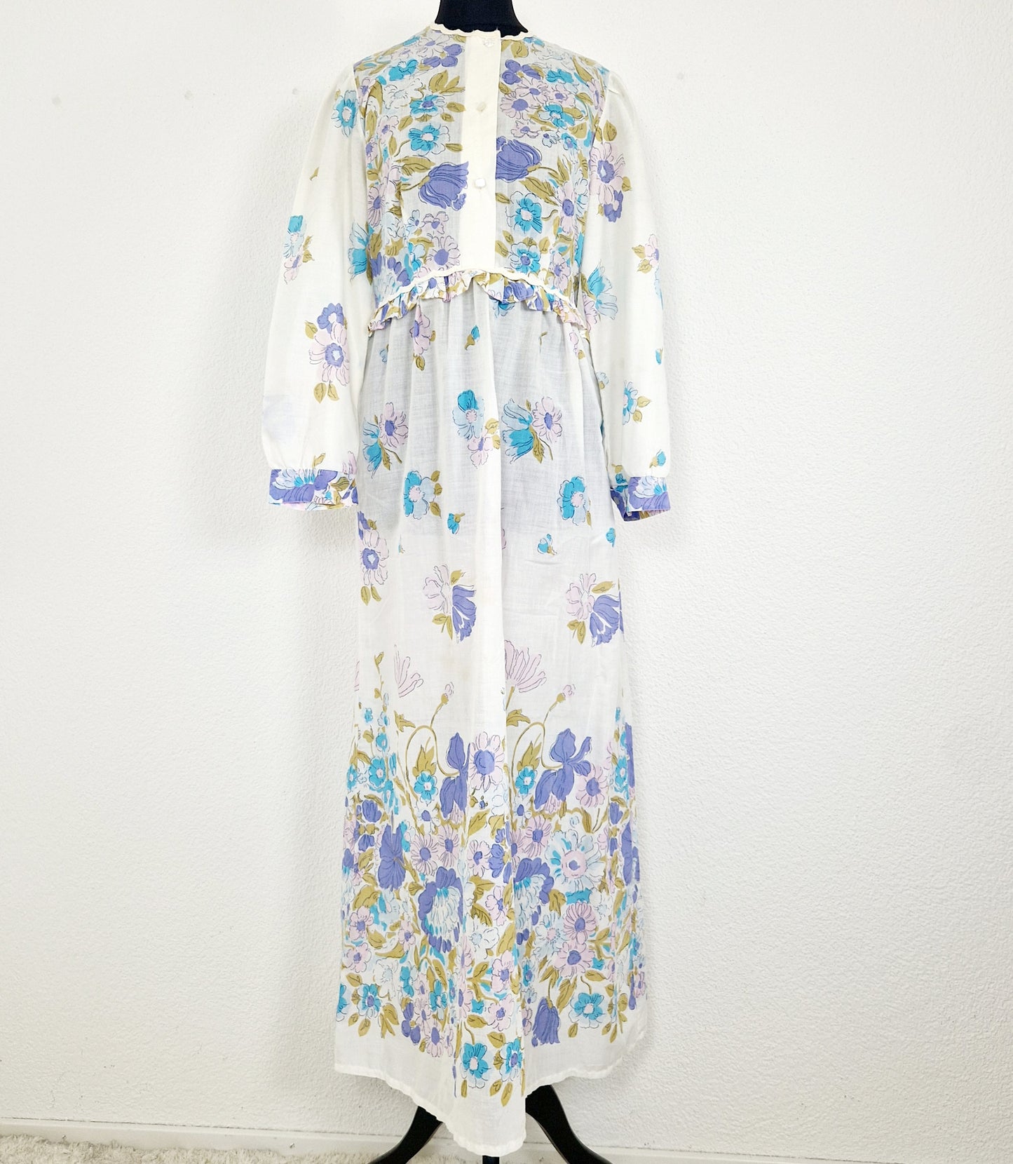 Einzigartiges und nachhaltiges Vintage Nachthemd mit Blumen. Unique and sustainable vintage nightgown with flowers. Front.