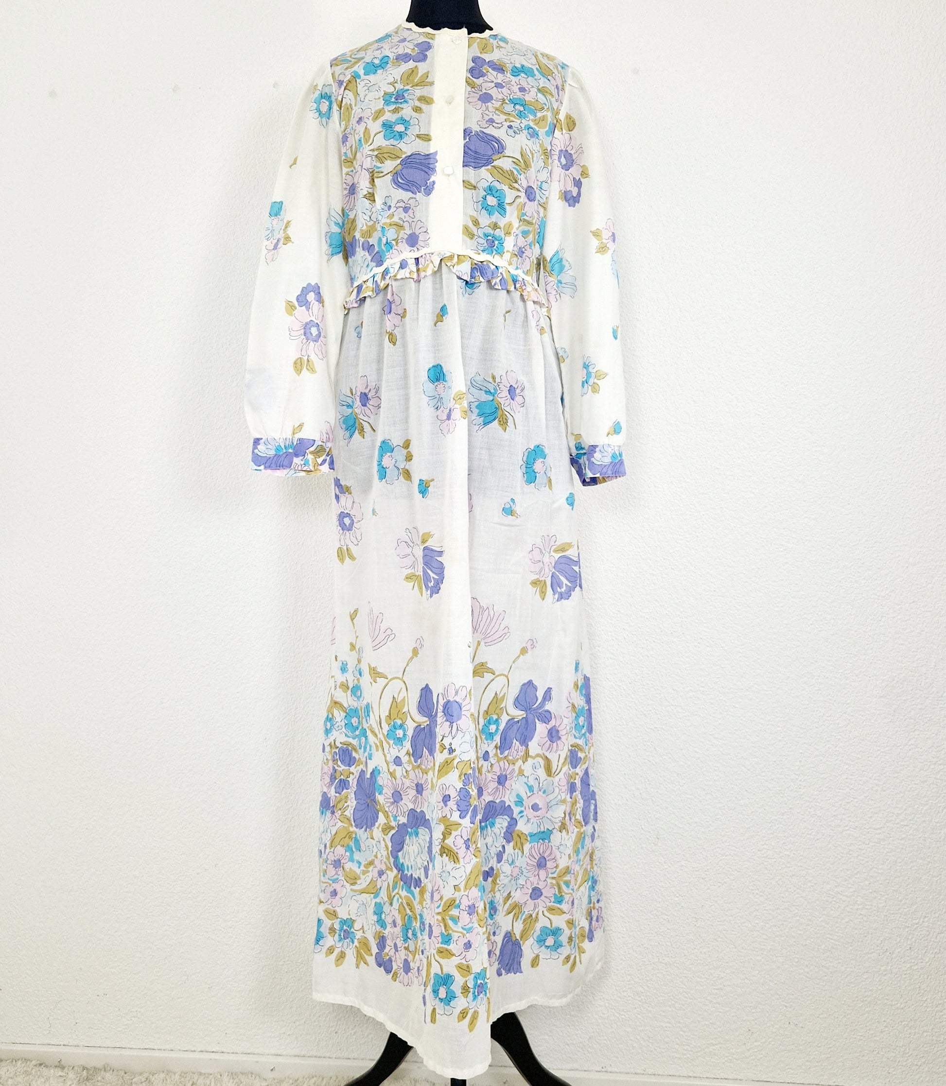 Einzigartiges und nachhaltiges Vintage Nachthemd mit Blumen. Unique and sustainable vintage nightgown with flowers. Front.