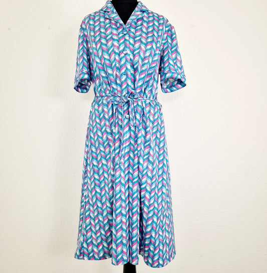 Einzigartiges und nachhaltiges Vintage Kleid, Kurzarm, in türkis-weiss-pink, geometrisch. Unique and sustainable vintage dress, shortsleeved, in turquois-white-pink, geometric. Front. 