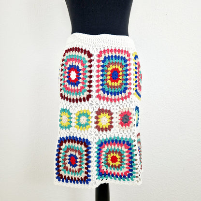 Einzigartiger und nachhaltiger Vintage Rock in weiss in Häckeloptik. Unique and sustainable vintage skirt in white in a crochet style. Front.