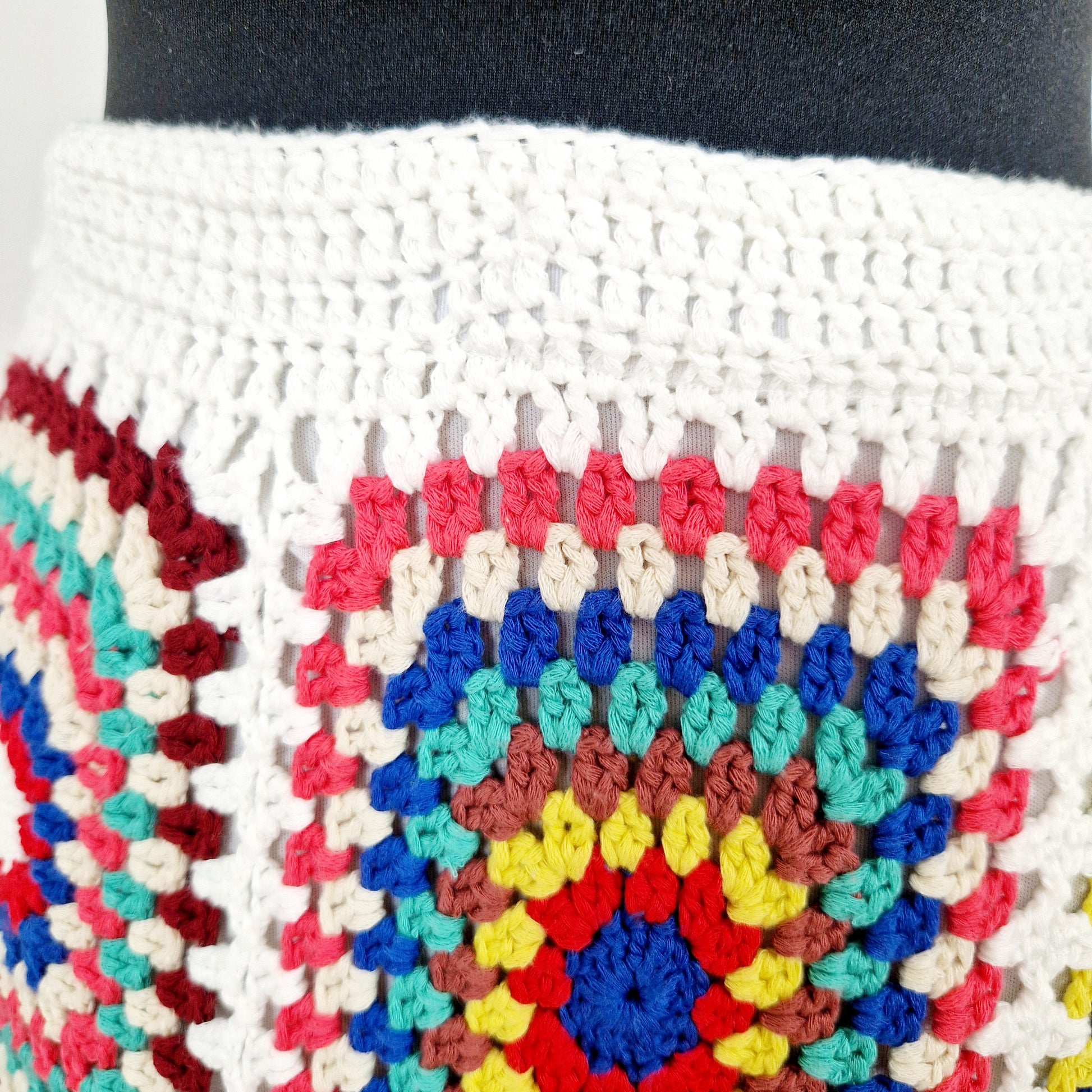 Einzigartiger und nachhaltiger Vintage Rock in weiss in Häckeloptik. Unique and sustainable vintage skirt in white in a crochet style. Close-up.
