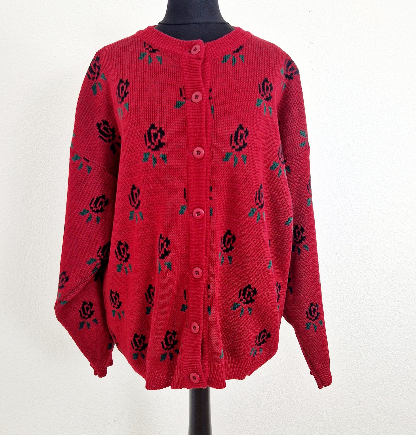 Einzigartiger und nachhaltiger Vintage Cardigan in rot. Unique and sustainable vintage cardigan in red. Front.