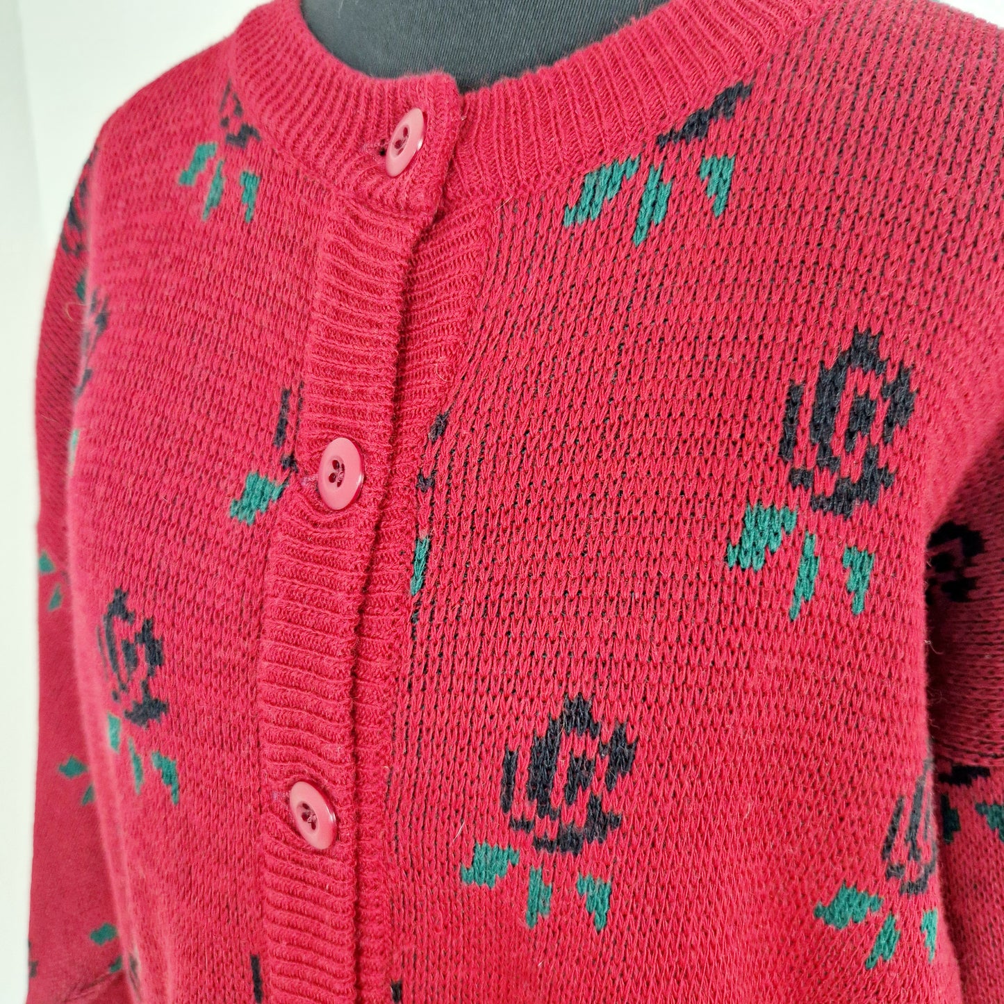 Einzigartiger und nachhaltiger Vintage Cardigan in rot. Unique and sustainable vintage cardigan in red. Close-up.
